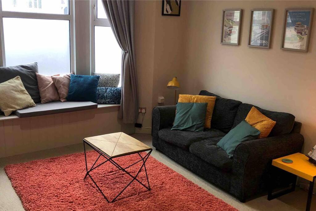 Charming, Bright, Hilltop Apartment. هاستَنغ المظهر الخارجي الصورة